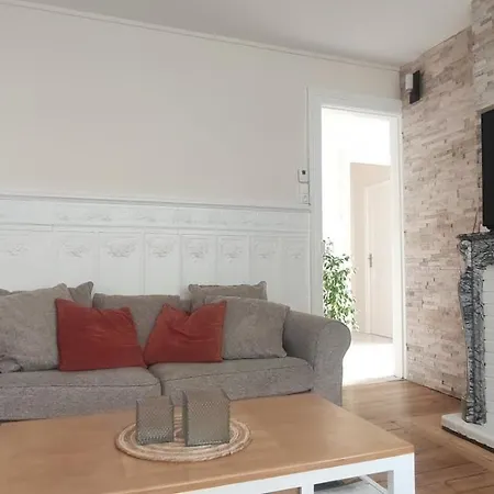 Des Roses, Comme A La Maison