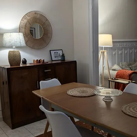Des Roses, Comme A La Maison Apartment